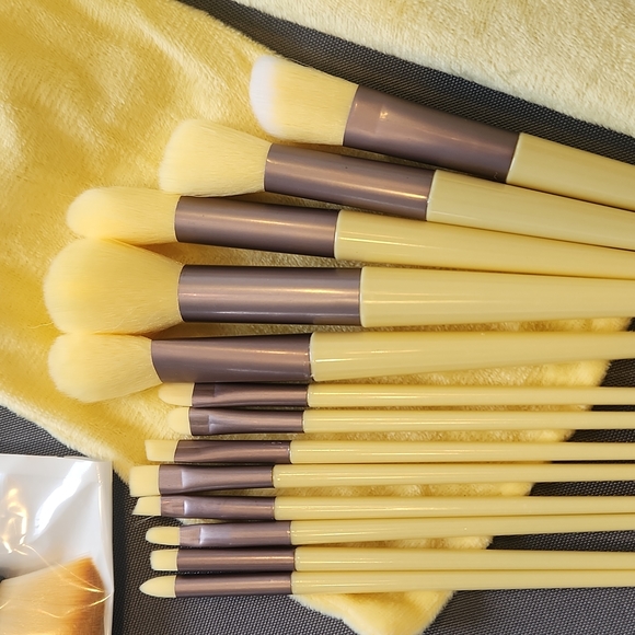 Makeup brushes! Yellow! - Picture 4 of 9